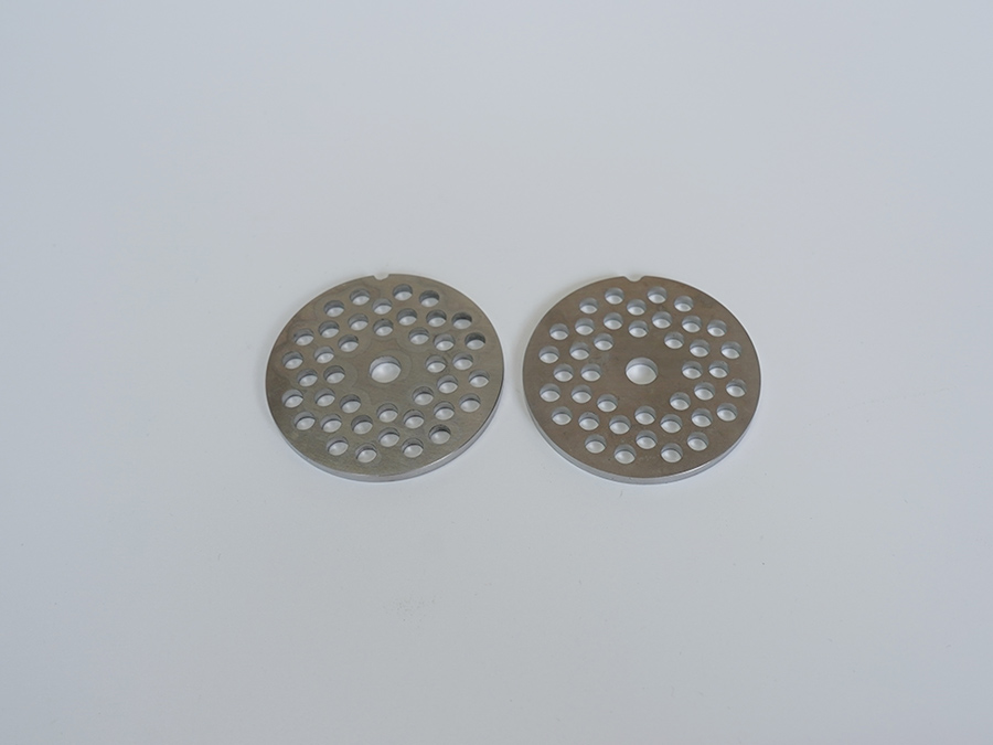 Maintenance of meat grinder disc and configuration of cutting tools